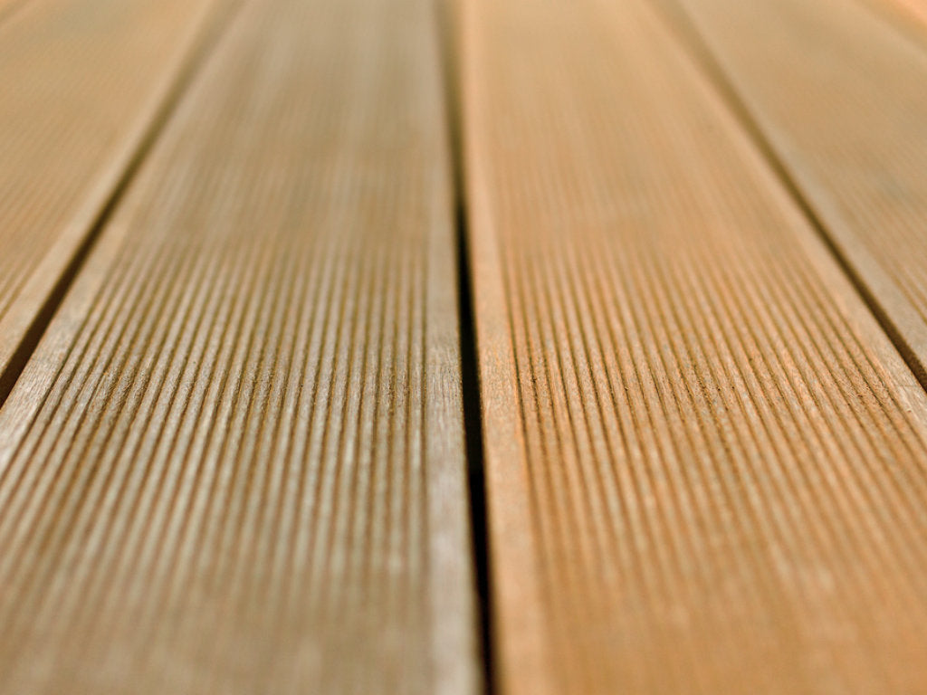 The right fastening system for decking boards: Visible screw connections and hidden fasteners compared