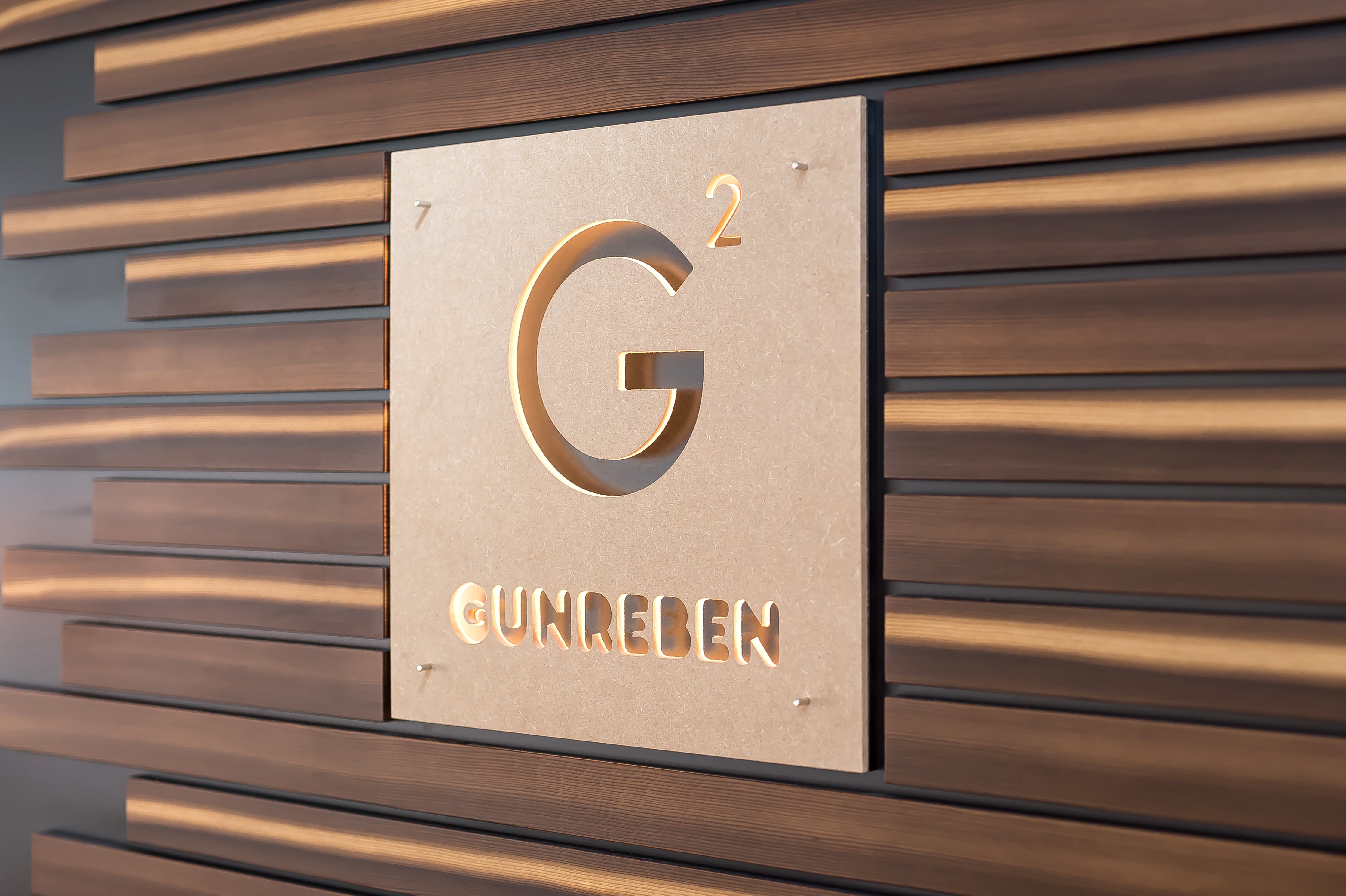 Eine Nahaufnahme des Gunreben Logos im Gunreben Showroom in Hallstadt bei Bamberg
