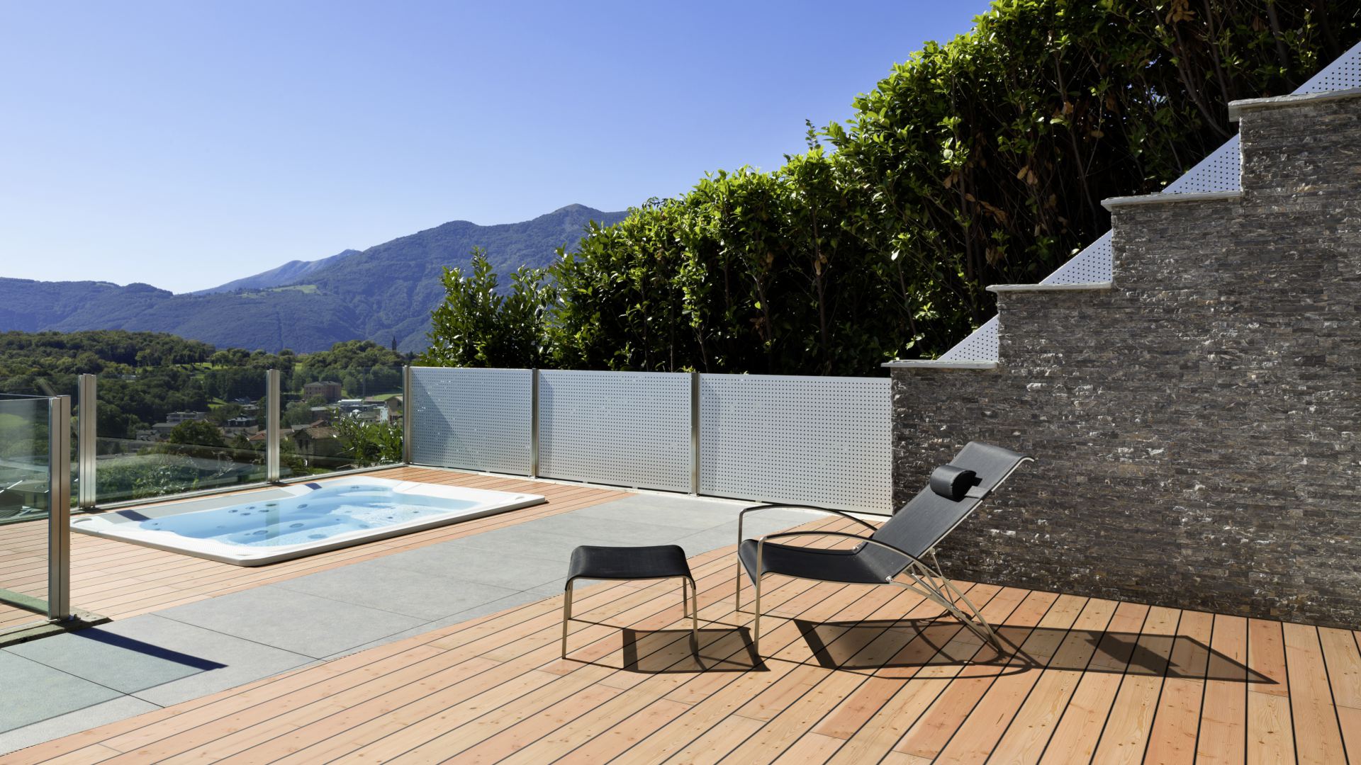 Hardwood decking boards in comparison: Ipe, Cumaru, Bangkirai, Garapa, and thermo-treated ash