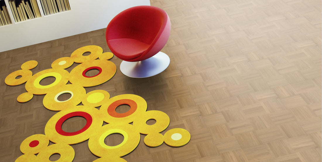 Eiche Natur/Select Mosaikparkett Würfel – Beispielbild Wohnzimmer mit rotem Stuhl