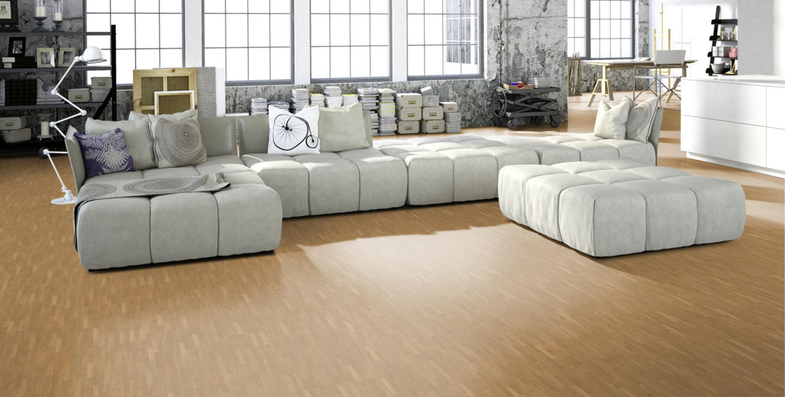 Eiche Natur/Select Mosaikparkett englischer Verband – Beispielbild Wohnzimmer mit grauem Sofa