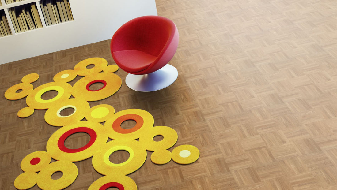 Eiche Natur/Object Mosaikparkett Würfel – Beispielbild Wohnzimmer mit rotem Stuhl