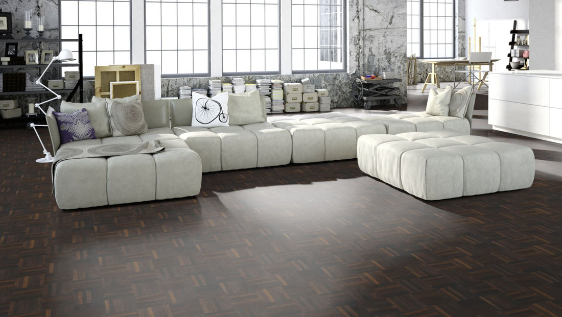 Räuchereiche Naturell Mosaikparkett Würfel – Beispielbild Wohnzimmer mit grauem Sofa