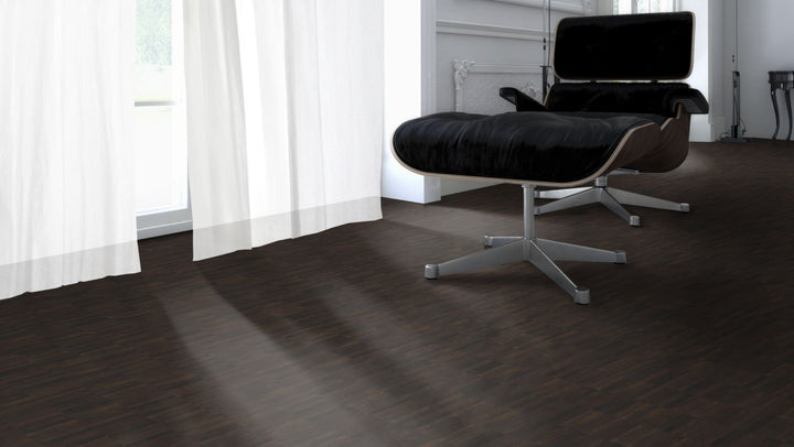 Räuchereiche Naturell Mosaikparkett Parallel – Beispielbild Designer Stuhl