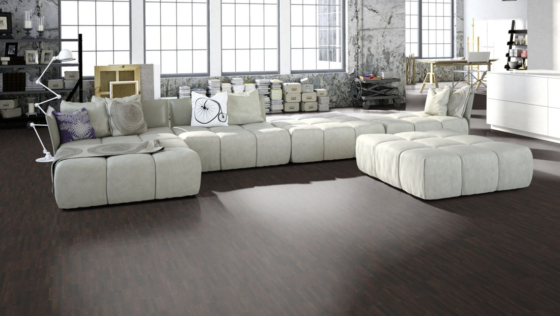 Räuchereiche Naturell Mosaikparkett Parallel – Beispielbild Wohnzimmer mit grauem Sofa