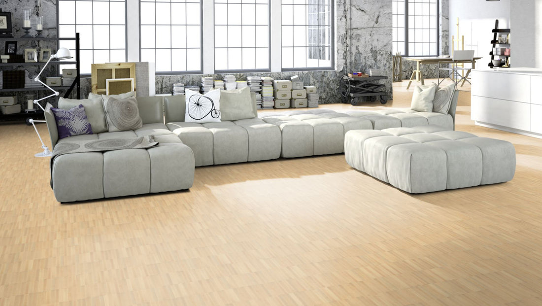Ahorn kanad. Natur/Select Mosaikparkett Parallel – Beispielbild Wohnzimmer mit grauem Sofa