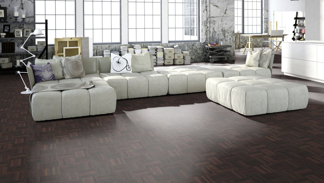Wenge Natur Mosaikparkett Würfel – Beispielbild Wohnzimmer mit grauem Sofa