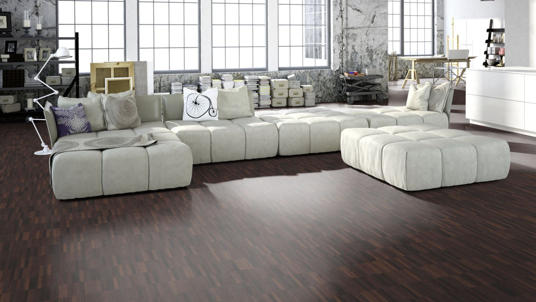 Wenge Natur Mosaikparkett Parallel – Beispielbild Wohnzimmer mit grauem Sofa
