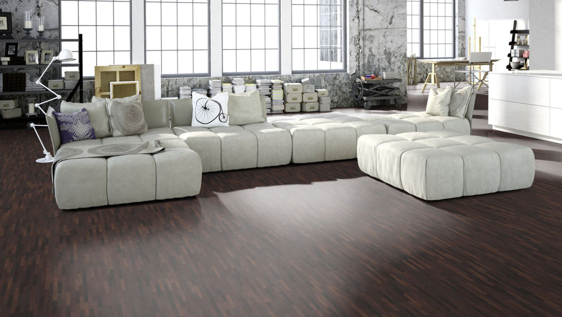 Wenge Natur Mosaikparkett englischer Verband – Beispielbild Wohnzimmer mit grauem Sofa