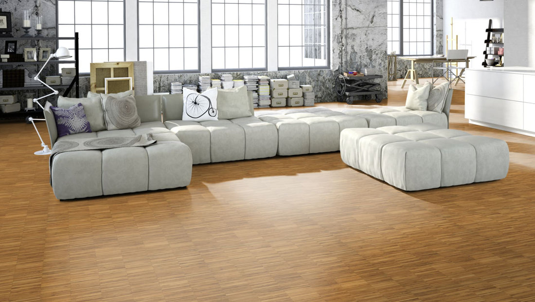 Eiche Industrie Hochkantlamelle 16 × 8 × 160 mm – Beispielbild Wohnzimmer mit grauem Sofa