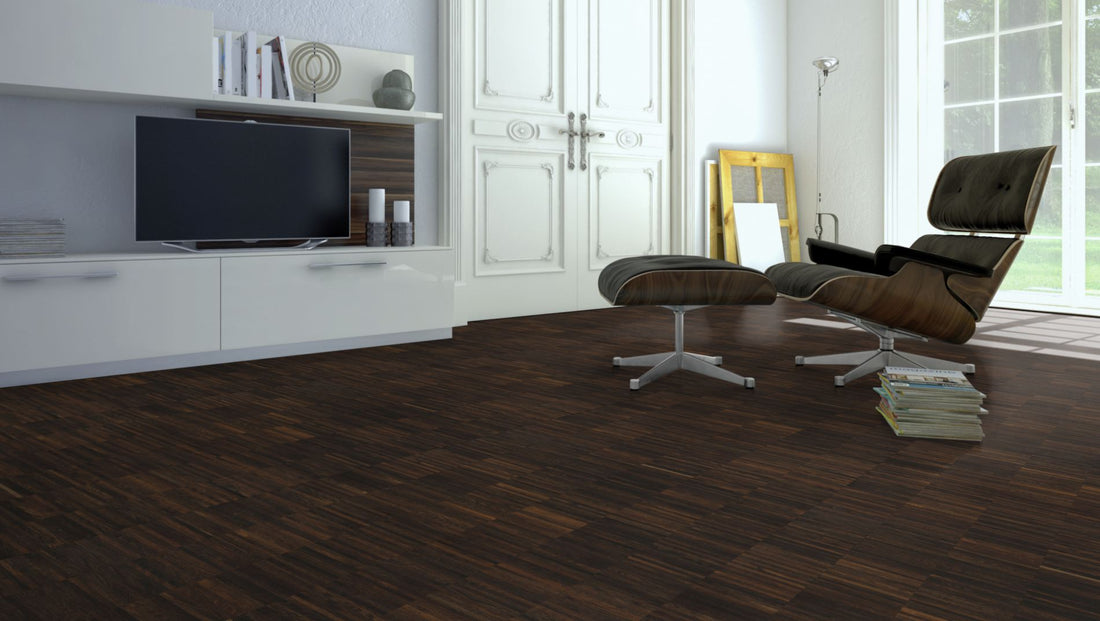 Räuchereiche Naturell Hochkantlamelle 10 × 8 × 160 mm – Beispielbild Wohnzimmer mit Designer–Stuhl