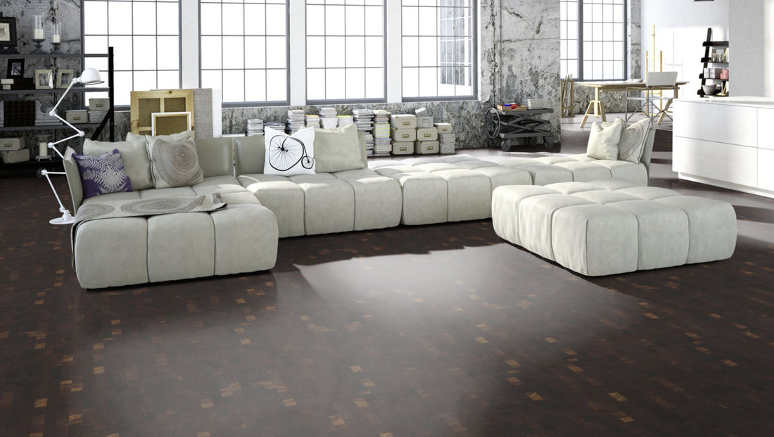 Holzpflaster Räuchereiche RE 10 mm – Beispielbild Wohnzimmer mit grauem Sofa