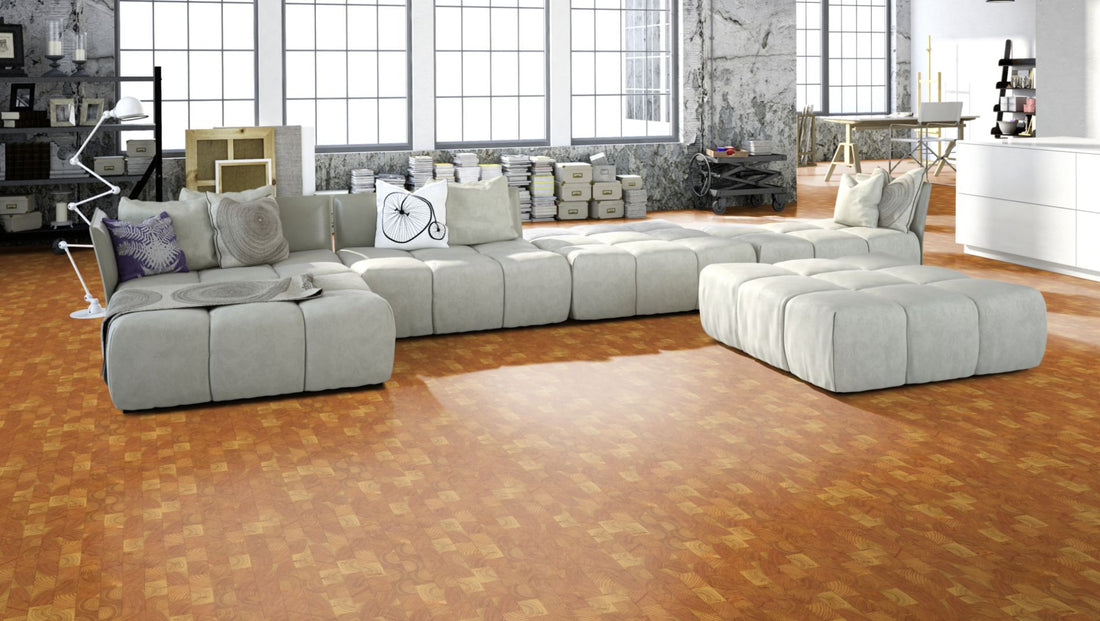Holzpflaster Lärche RE 60 mm – Beispielbild Wohnzimmer mit grauem Sofa