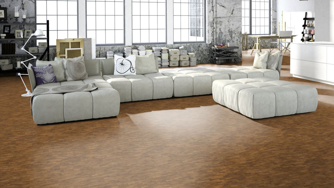 Hirnholzboden Eiche Natur 10 mm engl. Verband – Beispielbild Wohnzimmer mit grauem Sofa
