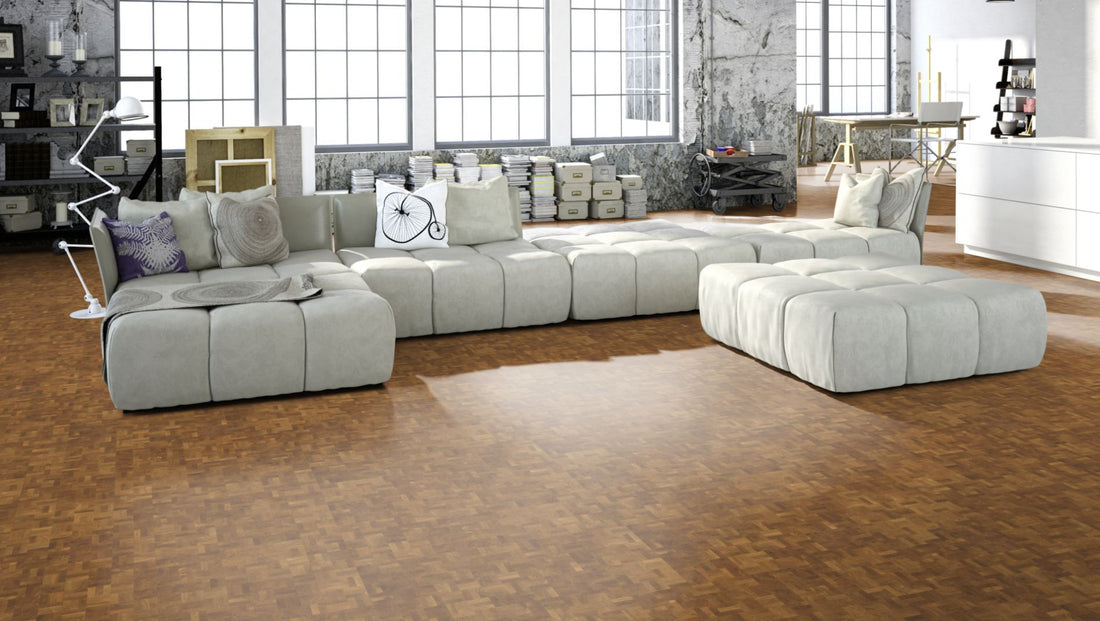 Hirnholzboden Eiche Natur 18 mm Würfel – Beispielbild Wohnzimmer mit grauem Sofa