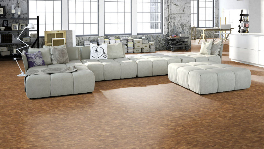Hirnholzboden Eiche Mix 18 mm engl. Verband – Beispielbild Wohnzimmer mit grauem Sofa