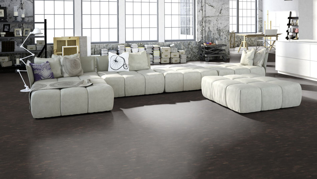 Hirnholzboden Räuchereiche Antik 10 mm engl. Verband – Beispielbild Wohnzimmer mit grauem Sofa