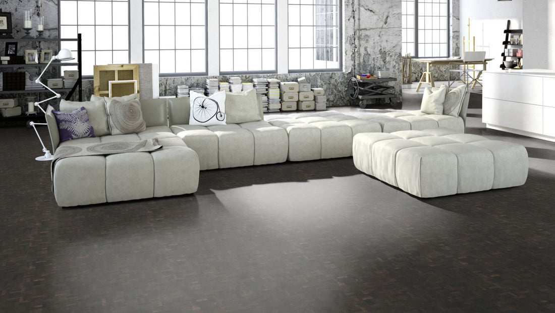 Hirnholzboden Räuchereiche Antik 10 mm Würfel – Beispielbild Wohnzimmer mit grauem Sofa