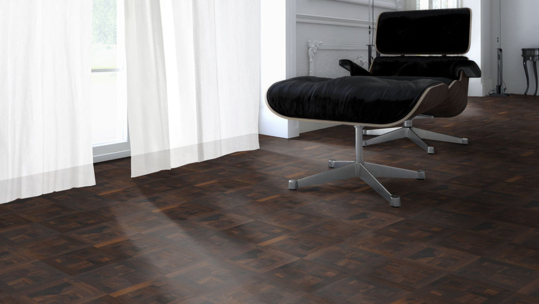 Räuchereiche Naturell LONDON 50 Tafelboden massiv 10 mm 300 × 300 mm – Beispielbild Designer Stuhl