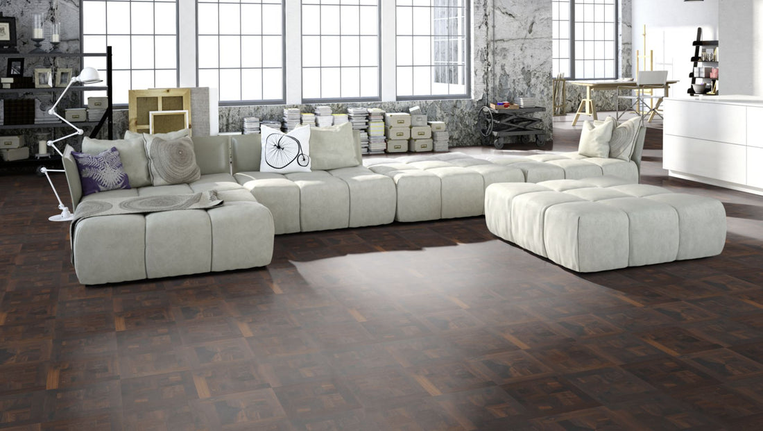 Räuchereiche Naturell LONDON 50 Tafelboden massiv 10 mm 300 × 300 mm – Beispielbild Wohnzimmer mit grauem Sofa