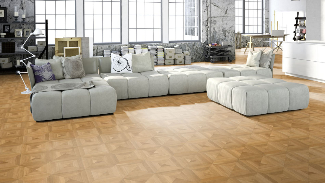 Eiche Exquisit BERLIN 50 Tafelboden massiv 10 mm 300 × 300 mm – Beispielbild Wohnzimmer mit grauem Sofa