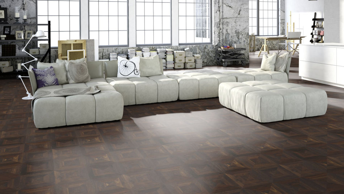 Räuchereiche Naturell BERLIN 50 Tafelboden massiv 10 mm 300 × 300 mm – Beispielbild Wohnzimmer mit grauem Sofa