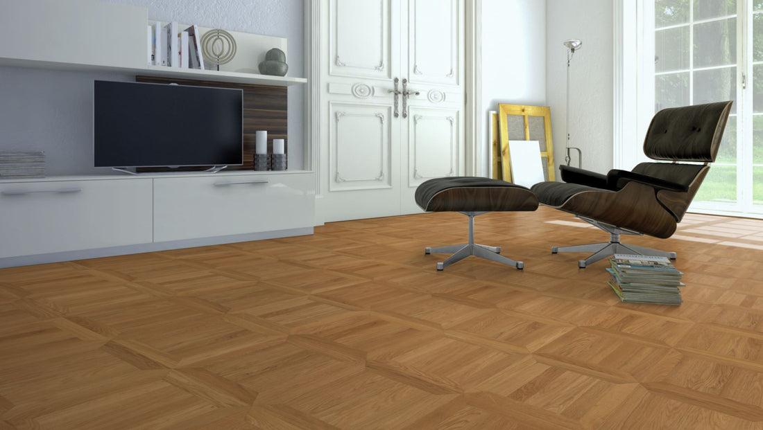 Eiche Natur ROM 50 Tafelboden massiv 10 mm 350 × 350 mm – Beispielbild Wohnzimmer mit Designer–Stuhl