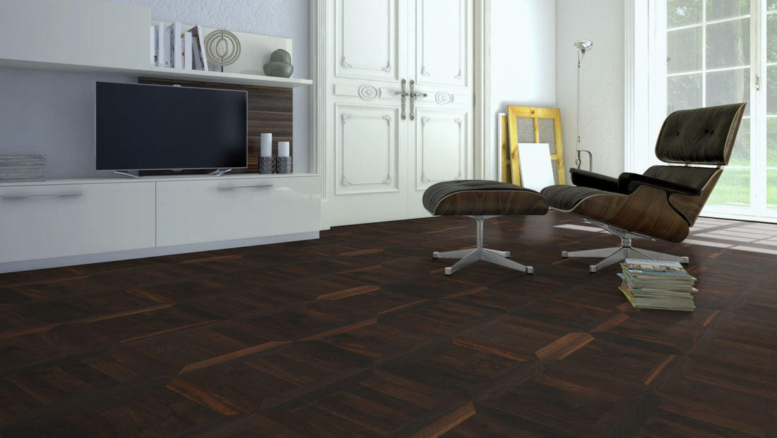 Räuchereiche Naturell ROM 50 Tafelboden massiv 10 mm 350 × 350 mm – Beispielbild Wohnzimmer mit Designer–Stuhl