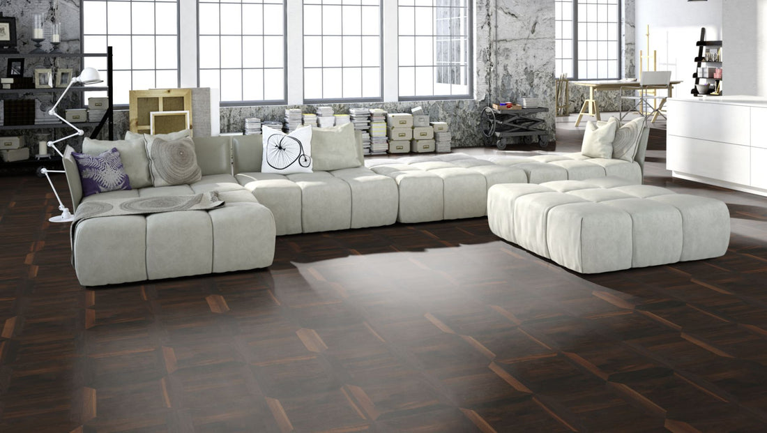 Räuchereiche Naturell ROM 50 Tafelboden massiv 10 mm 350 × 350 mm – Beispielbild Wohnzimmer mit grauem Sofa
