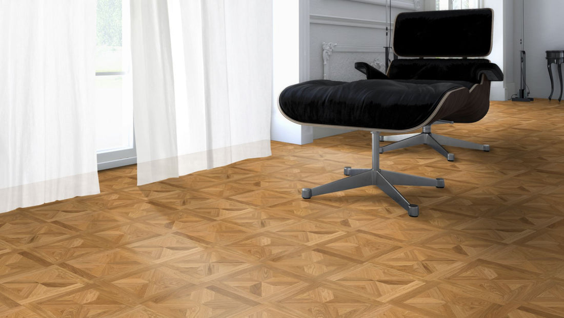 Eiche Natur WIEN 50 Tafelboden massiv 10 mm 350 × 350 mm – Beispielbild Designer Stuhl