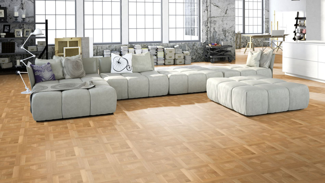 Eiche Exquisit LONDON 50 Tafelboden massiv 15 mm 300 × 300 mm – Beispielbild Wohnzimmer mit grauem Sofa