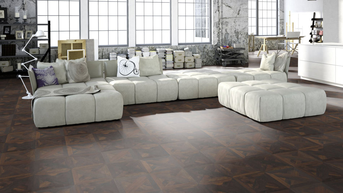 Eiche Exquisit BERN 50 Tafelboden massiv 15 mm 340 × 340 mm – Beispielbild Wohnzimmer mit grauem Sofa