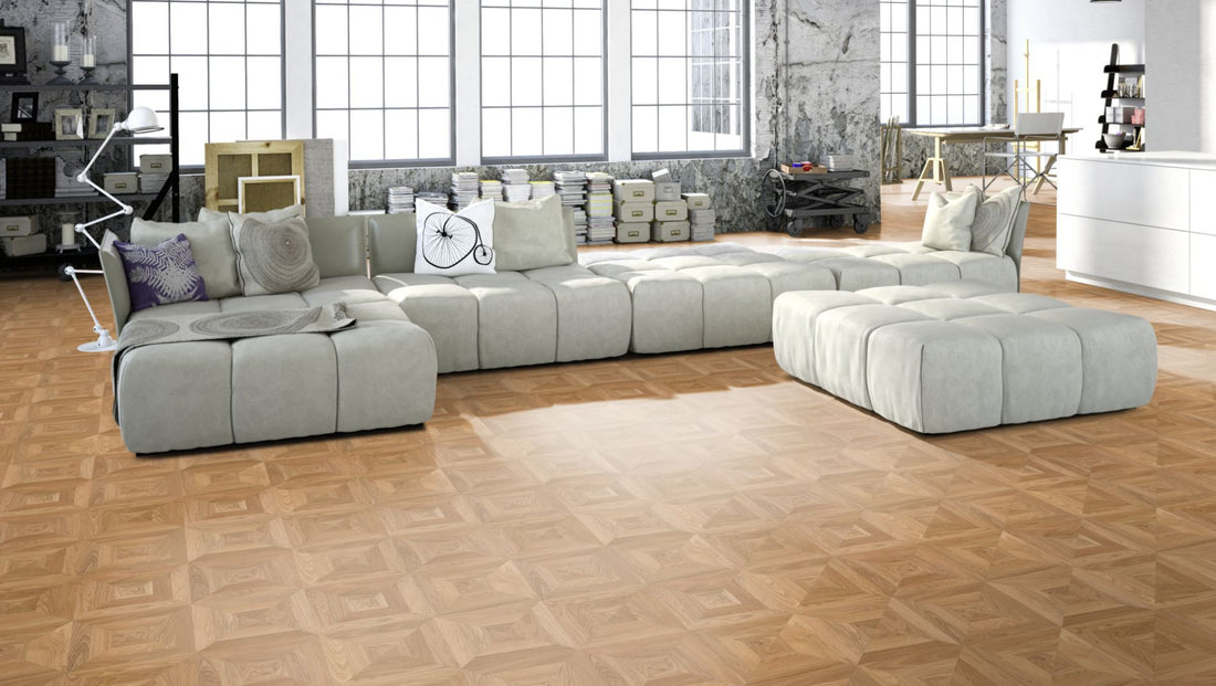 Eiche Natur BERLIN 70 Tafelboden massiv 10 mm 420 × 420 mm – Beispielbild Wohnzimmer mit grauem Sofa
