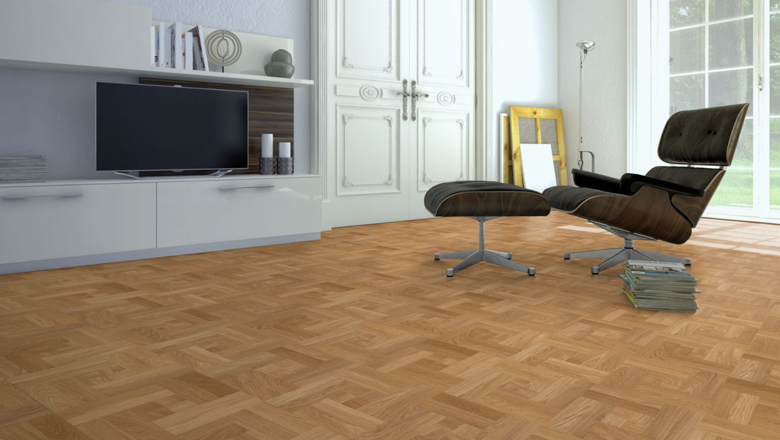 Eiche Natur PARIS 70 Tafelboden massiv 10 mm 420 × 420 mm – Beispielbild Wohnzimmer mit Designer–Stuhl