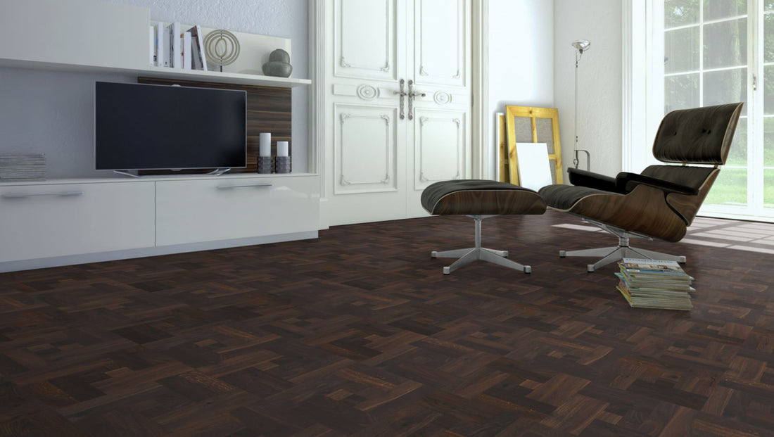 Räuchereiche Naturell PARIS 70 Tafelboden massiv 10 mm 420 × 420 mm – Beispielbild Wohnzimmer mit grauem Sofa