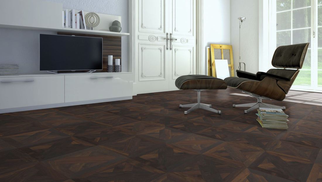Räuchereiche Naturell BERN 70 Tafelboden massiv 15 mm 478 × 478 mm – Beispielbild Wohnzimmer mit Designer–Stuhl