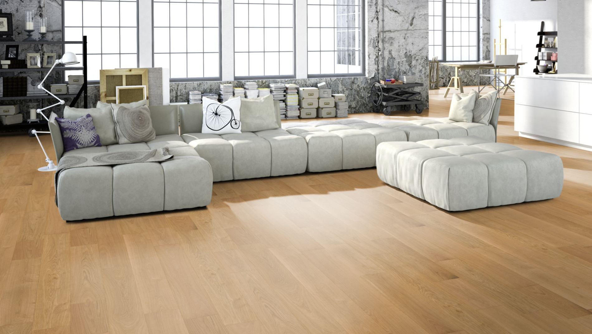 Eiche Eleganz gebürstet & oxidativ farblos geölt Massivholzdiele 15 × 130 mm – Beispielbild Wohnzimmer mit grauem Sofa
