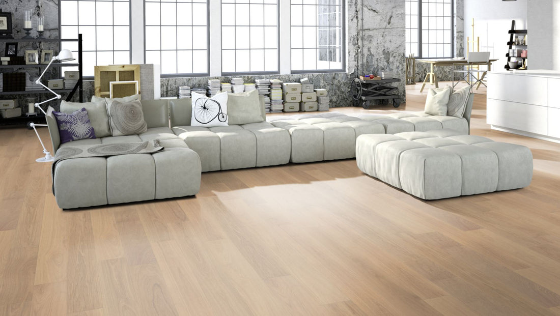Eiche Eleganz 15 % weiß oxidativ geölt Massivholzdiele 15 × 130 mm – Beispielbild Wohnzimmer mit grauem Sofa