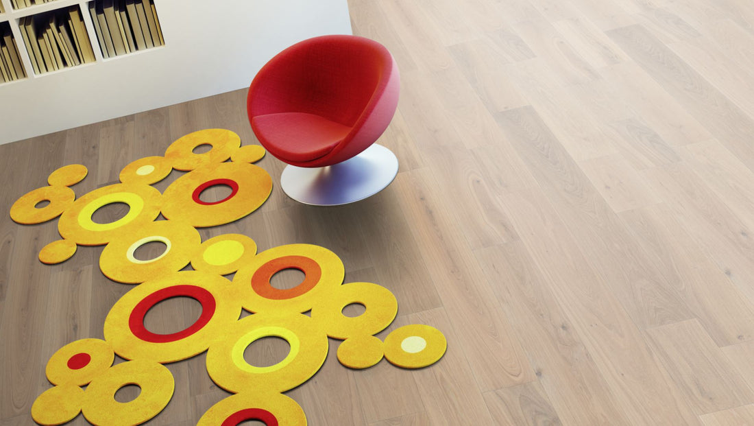 Eiche Natur 15 % weiß oxidativ geölt Massivholzdiele 15 × 130 mm – Beispielbild Wohnzimmer mit rotem Stuhl