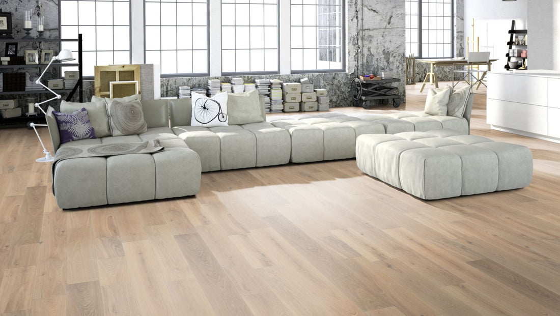 Eiche Natur 15 % weiß oxidativ geölt Massivholzdiele 15 × 130 mm – Beispielbild Wohnzimmer mit grauem Sofa