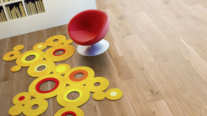 Eiche Massivholzdiele Beispielbild Wohnzimmer mit rotem Stuhl