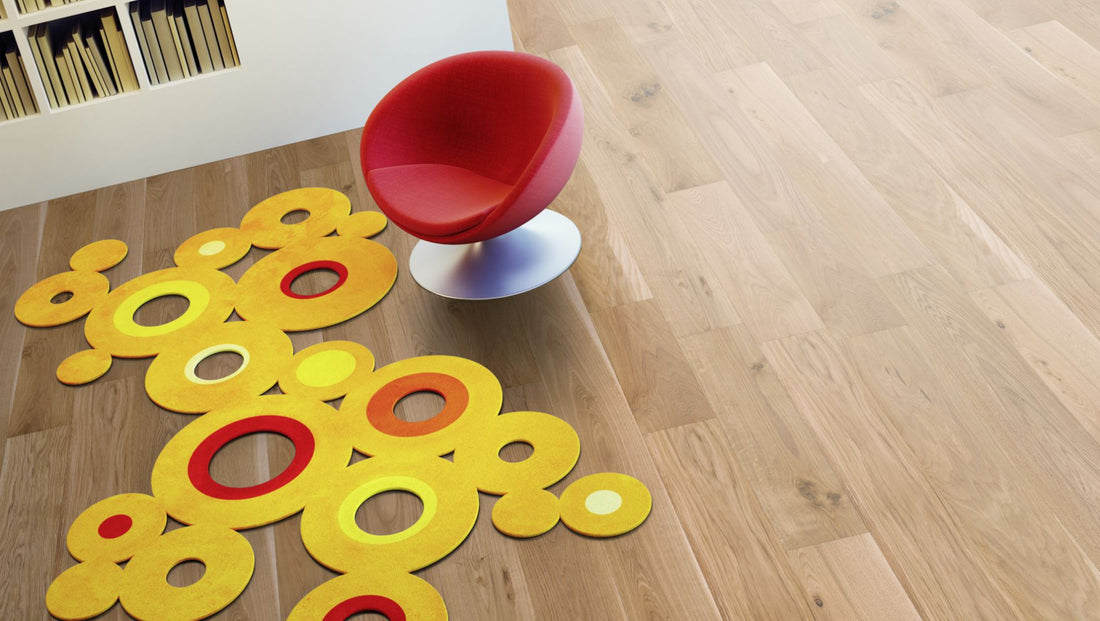 Eiche Markant/Rustikal oxidativ farblos geölt Massivholzdiele 15 × 130 mm – Beispielbild Wohnzimmer mit rotem Stuhl
