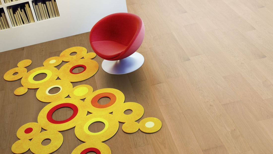 Eiche Eleganz roh, geschliffen Massivholzdiele 15 × 150 mm – Beispielbild Wohnzimmer mit rotem Stuhl