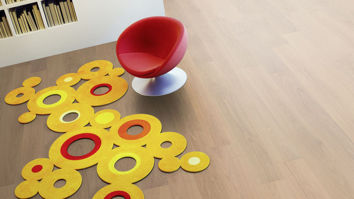 Eiche Eleganz 15 % weiß oxidativ geölt Massivholzdiele 20 × 120 mm – Beispielbild Wohnzimmer mit rotem Stuhl