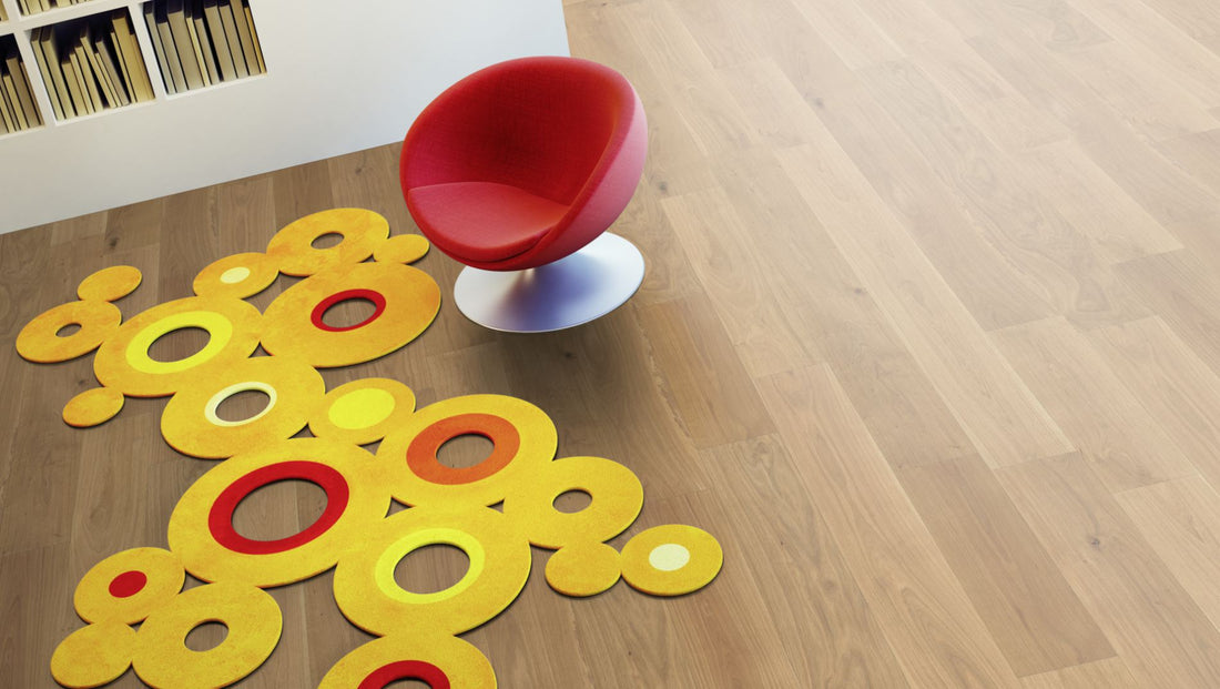 Eiche Natur 5 % weiß oxidativ geölt Massivholzdiele 20 × 120 mm – Beispielbild Wohnzimmer mit rotem Stuhl