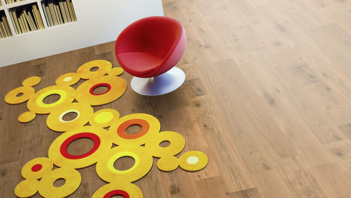 Eiche Markant roh, geschliffen Massivholzdiele 20 × 120 mm – Beispielbild Wohnzimmer mit rotem Stuhl