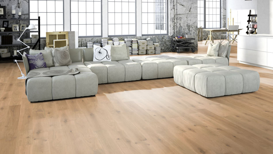 Eiche Markant 5 % weiß oxidativ geölt Massivholzdiele 20 × 120 mm – Beispielbild Wohnzimmer mit grauem Sofa