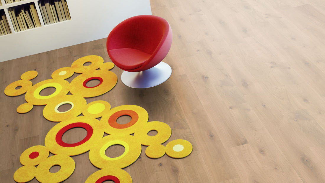 Eiche Markant 5 % weiß oxidativ geölt Massivholzdiele 20 × 160 mm – Beispielbild Wohnzimmer mit rotem Stuhl