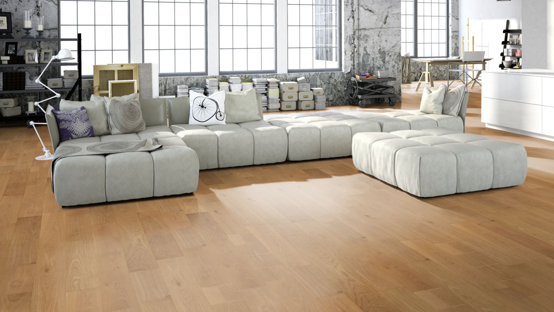 Eiche Natur gebürstet & oxidativ geölt Massivholzdiele 20 × 200 mm – Beispielbild Wohnzimmer mit grauem Sofa