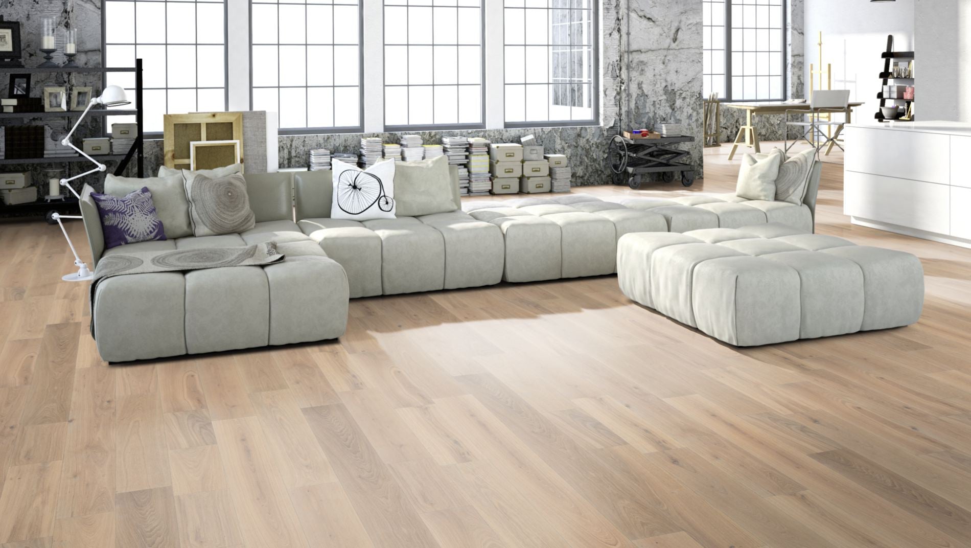 Eiche Natur 15 % weiß oxidativ geölt Massivholzdiele 20 × 200 mm – Beispielbild Wohnzimmer mit grauem Sofa